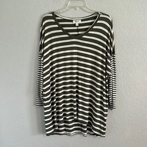 NWOT - sexy & casual high/low bouncy top